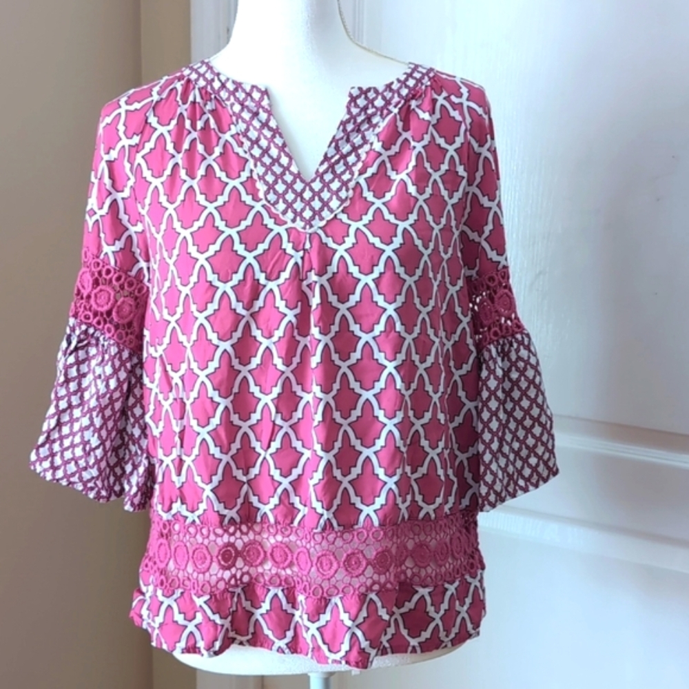 Crown & Ivy Lattice Print Bell Sleeve Peasant Top. Crochet. Size Small Petite